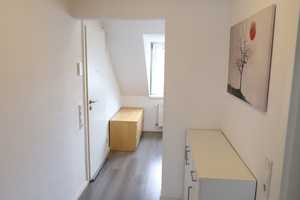 Voll Möbliert ! Gemütliche Dachgeschosswohnung mit separatem Küchenbereich und modernem Duschbad – Darmstadt – Vorschaubild 3