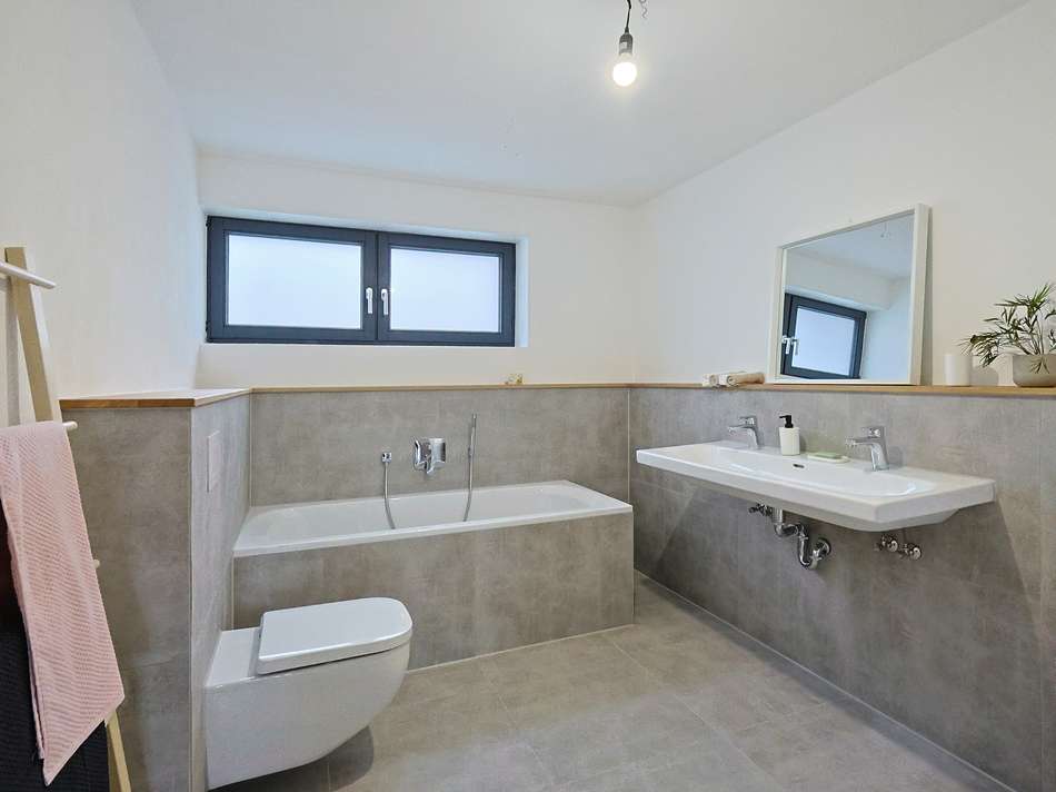 Hochwertiges Tageslichtbad ...