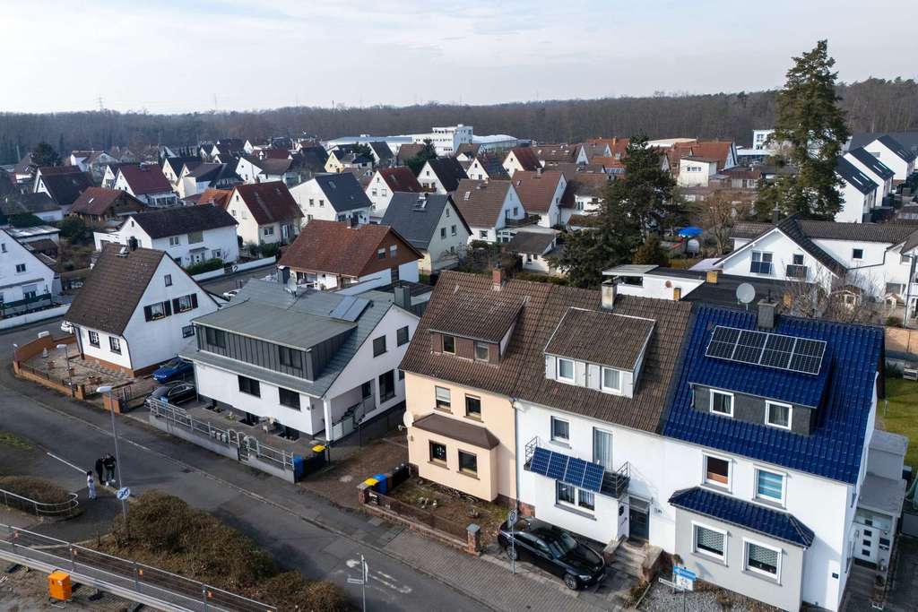 Immobilie in Nauheim - Familienfreundliches Reiheneckhaus mit großem Sonnengarten und Nebengebäude - Bild 2