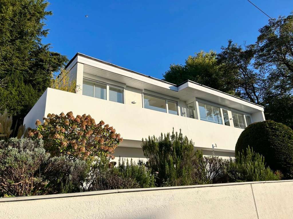 Großzügiger freistehender Bungalow in Top Lage mit gehobener Ausstattung