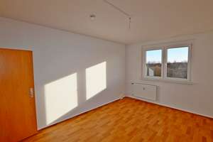 Bezug sofort möglich! 3-Raum-Wohnung, Badewanne, Aufzug, Balkon, PKW-Stellplatz! – Am Rosengarten 29, 6526 Sangerhausen – Vorschaubild 5