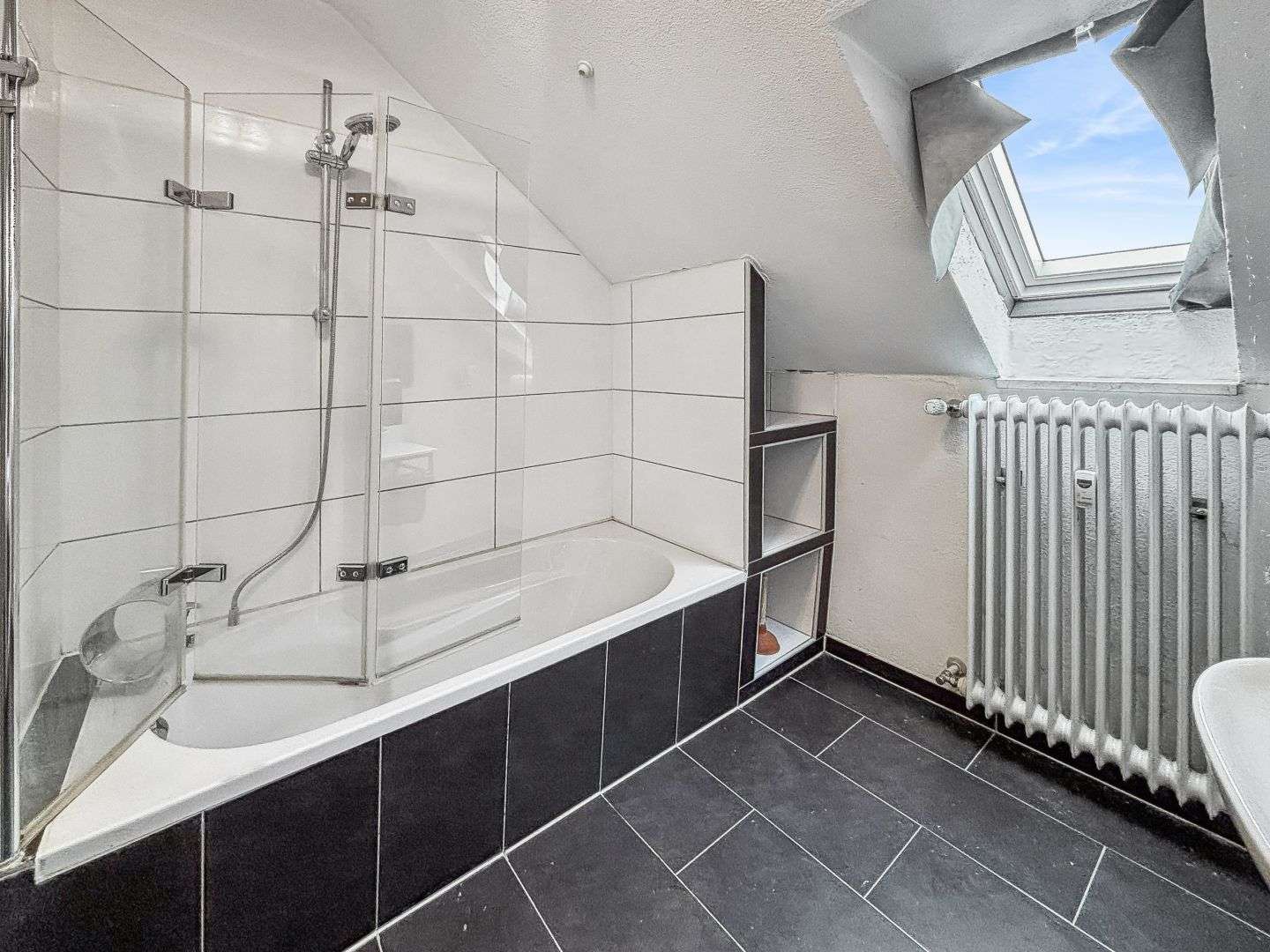 Immobilie in Meitingen - Sanierte 3,5-Zimmer-Dachgeschoss-Wohnung mit Gartenanteil  in Meitingen-Herbertshofen - Bild 2