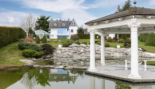 Bild von Unternehmervilla mit parkähnlichem Grundstück, Schwimmteich, mit Pool und luxuriöser Ausstattung.