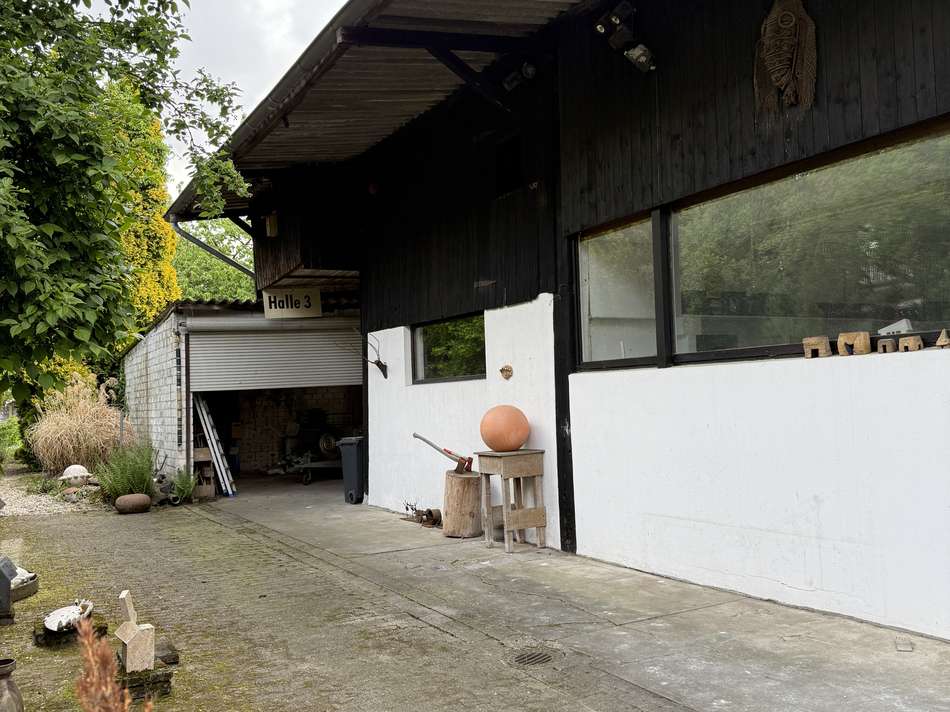 Garage und Weg zum Garten 