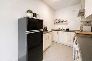 Charmante Denkmal-Altbauwohnung mit ruhigem Balkon im Herzen der Maxvorstadt – Die vollständige Adresse der Immobilie erhältst du vom Anbieter., 80797 Josephsplatz, München – Vorschaubild 4
