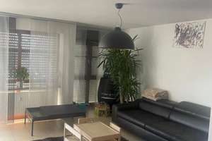 Moderne 3-Zimmer Wohnung mit hochwertiger Einbauküche, Balkon, Stellplatz.