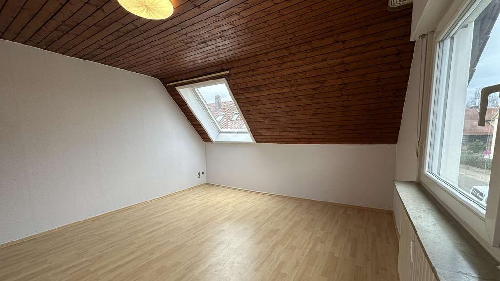 Immobilie in Esslingen am Neckar - Wohnen unterm Dach – charmante 2-Zimmer-Wohnung mit Gartenmitbenutzung - Bild 1