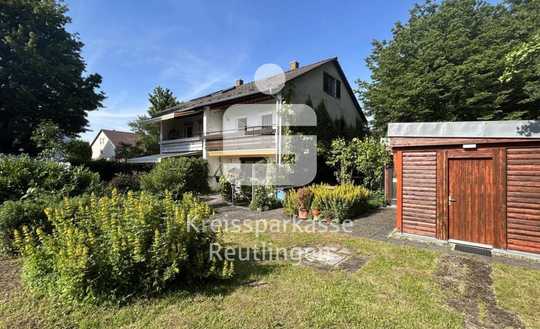 Renovierungsbedürftige Doppelhaushälfte mit großzügigem Garten und Einzelgarage