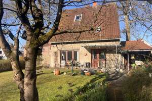 Freistehendes Einfamilienhaus mit Garage und großem Garten