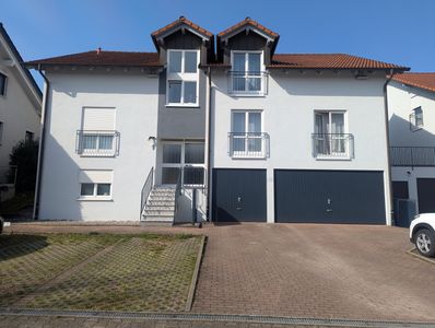 Schöne, helle 2,5 Zimmer Dachgeschosswohnung mit Balkon und Einbauküche in Aussichtslage