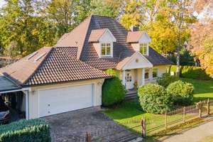 Erstklassige Villa mit 417 m2 im amerikanischen Landhausstil! Gartenteich, Einbauküche, Kamin, uvm..