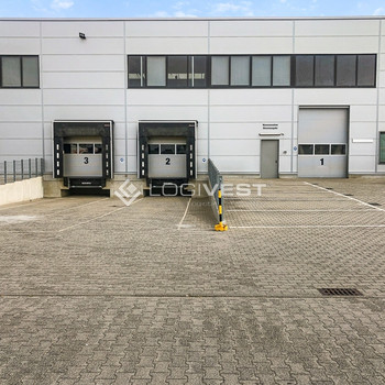 Autobahnnahe Lager- und Produktionsstätte mit integrierter Regalierung!