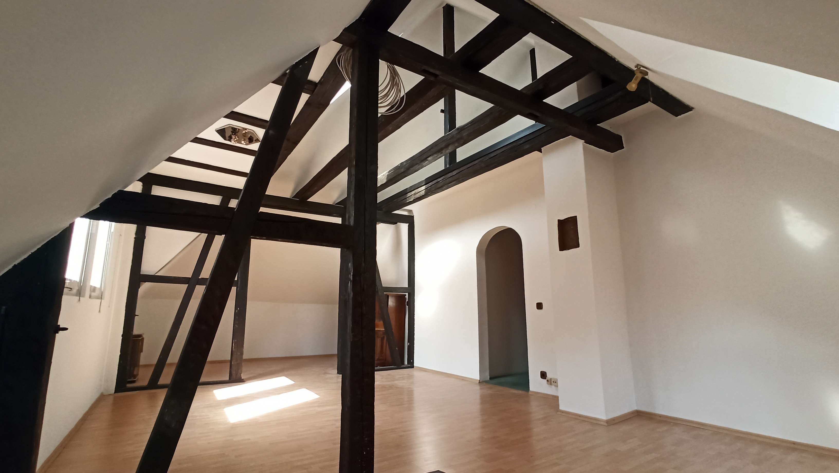 Renovierungsbedürftige 2,5-Zimmer Dachgeschosswohnung in Stuttgart-Süd bis ca. 90qm ausbaubar., Stuttgart – Bild 2