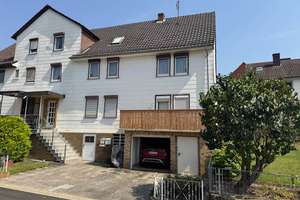 /// 1-2 Familiendoppelhaushälfte mit Garage, Stellplatz und schönem Grundstück in ruhiger Wohn – Die vollständige Adresse der Immobilie erhältst du vom Anbieter., 34302 Guxhagen – Vorschaubild 1