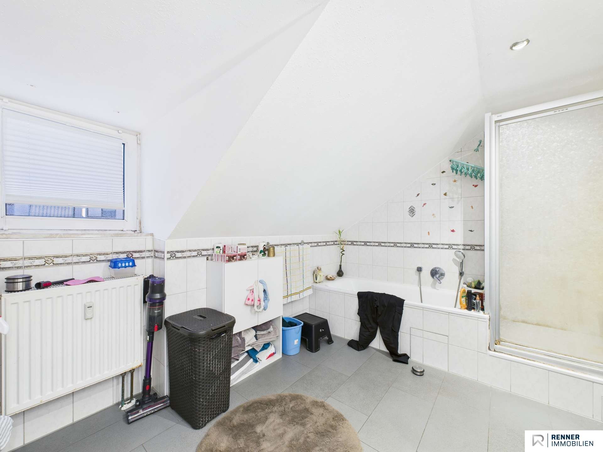 Immobilie in Herzogenaurach - Große 4 Zimmer Dachgeschosswohnung in wirtschaftlich starkem Umfeld! 5% Mietrendite! - Bild 3