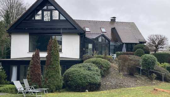 Bild von In einer grünen Oase! Großes Einfamilienhaus mit zwei Einliegerwohnungen