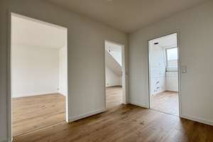 Attraktive Dachgeschosswohnung mit viel Raum und Balkon in zentraler Lage – Rethelstraße 155, 40237 Düsseltal, Düsseldorf – Vorschaubild 9