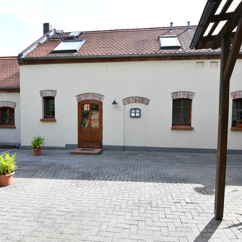 Wohnen im historischen Seitenflügel auf sonnigem Hof mit Gartenanteil