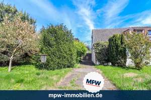 Doppelhaushälfte in Berlin-Malchow: Sanierungsprojekt mit außergewöhnlichem Entwicklungspotenzial – Die vollständige Adresse der Immobilie erhältst du vom Anbieter., 13088 Stadtrandsiedlung Malchow, Berlin – Vorschaubild 1