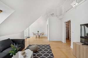 Helle 2,5-Zimmer-Galeriewohnung, möbliert, Südbalkon (Vermietung auf Zeit, all inclusive)