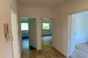 Frisch sanierte Dachgeschosswohnung mit Altbaucharme und Blick ins Grüne