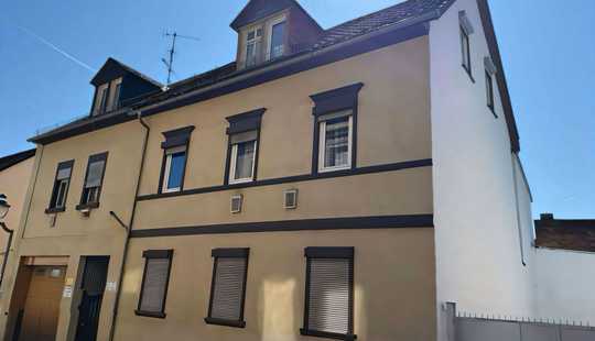 Bild von Zweifamilienhaus in zentraler Lage - viele Nutzungsmöglichkeiten mit ca. 247 m² Wfl.