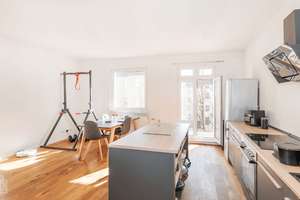 Reduzierter Preis: Gefragte 3-Zimmer-Wohnung mit Balkon und Aufzug in Kreuzberg – Die vollständige Adresse der Immobilie erhältst du vom Anbieter., 10997 Kreuzberg, Berlin – Vorschaubild 2