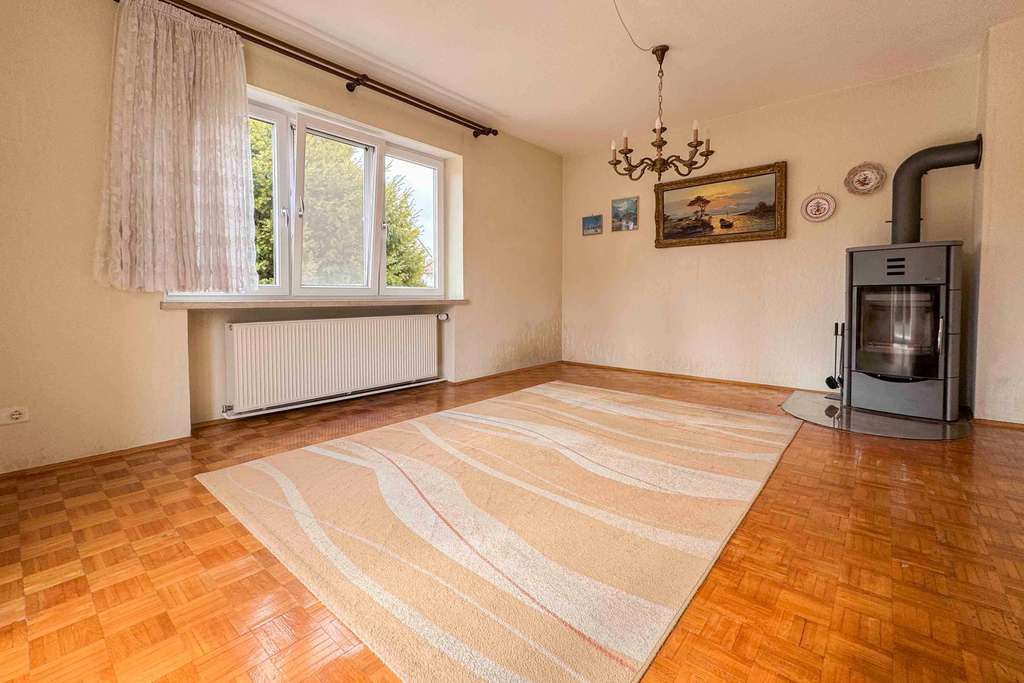 Immobilie in Riekofen - Charmantes Einfamilienhaus mit großem Garten und Gestaltungspotenzial in Sünching - Bild 1