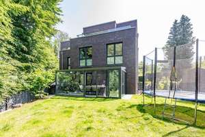 Stilvolle Erdgeschosswohnung mit Südterrasse und privatem Gartenanteil