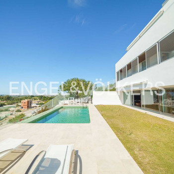 LUXURIÖSE MODERNE VILLA
Design, Technologie und Exklusivität in einer bevorzugten Umgebung