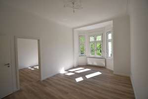 Erstbezug nach Sanierung! 2-Zimmer-Altbau-Wohnung mit 2 Balkonen 