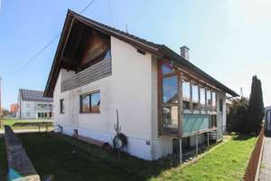 Preis-Leistungs-Highlight: Haus mit kleinem Garten & Terrasse zum Wohnungspreis – Die vollständige Adresse der Immobilie erhältst du vom Anbieter., 86669 Königsmoos – Vorschaubild 2