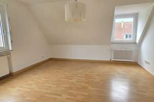 Moderne Wohnung im DG: Einbauküche inklusive