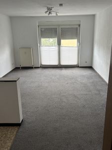 Helles Einzimmerapartement mit bodentiefen Fenstern