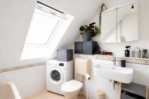 Lichtdurchflutete Dachgeschosswohnung mit Altbaucharme in zentraler Wiesbadener Lage – Die vollständige Adresse der Immobilie erhältst du vom Anbieter., 65185 Mitte, Wiesbaden – Vorschaubild 6