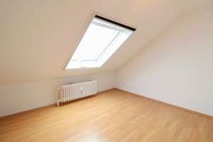Lichtdurchflutete 3-Zimmer-Dachgeschosswohnung mit Stellplatz in Friedrichsdorf – Die vollständige Adresse der Immobilie erhältst du vom Anbieter., 61381 Friedrichsdorf – Vorschaubild 5