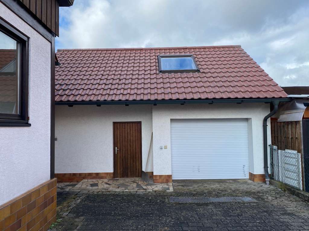 Immobilie in Ihrlerstein - Einfamilienhaus mit Garage und Nebengebäuden in sonniger, ruhiger Siedlungslage in Ihrlerstein - Bild 2