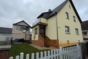 Renditeobjekt Vermieten oder Wohnen mit Charakter: Einfamilienhaus in Schöffengrund Laufdorf – Die vollständige Adresse der Immobilie erhältst du vom Anbieter., 35641 Schöffengrund – Vorschaubild 1