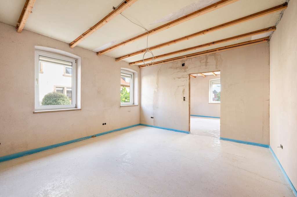 Immobilie in Sulzfeld - 2-Famillienhaus mit großer Scheune – teilsaniert, ideal für Handwerker! - Bild 1