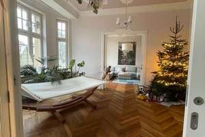 schöne 3 Raum-Wohnung im sanierten Altbau mit Stuck, hohen Decken, Wannenbad