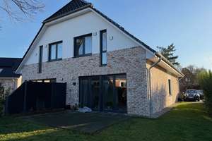 Exklusive Neubau-Doppelhaushälfte in Itzehoe zu vermieten – Die vollständige Adresse der Immobilie erhältst du vom Anbieter., 25524 Itzehoe – Vorschaubild 2