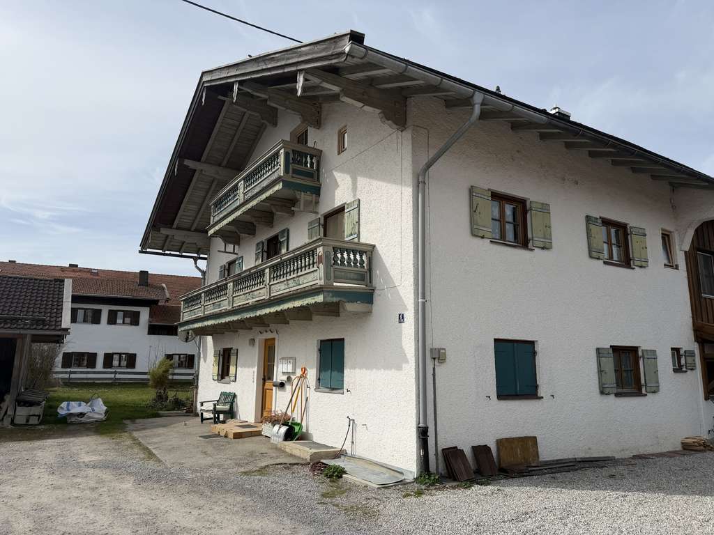 Immobilie in Waakirchen - Piesenkam | Ehemaliges Bauernhaus mit 3 Wohneinheiten als Kapitalanlage - Bild 2