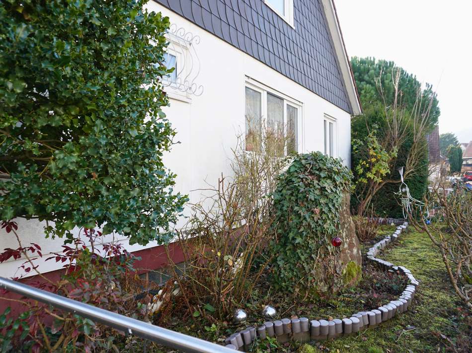 Hausansicht_Vorgarten