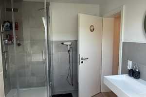 Helle neuwertige 3-Zimmer-Dachgeschosswohnung mit neuer Küche – Hohenstaufenstraße 56, 75177 Pforzheim – Vorschaubild 3
