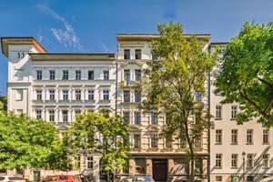 Perfekte Geldanlage - Attraktive Altbauwohnung mit traumhaftem Weitblick auf den Görlitzer Park