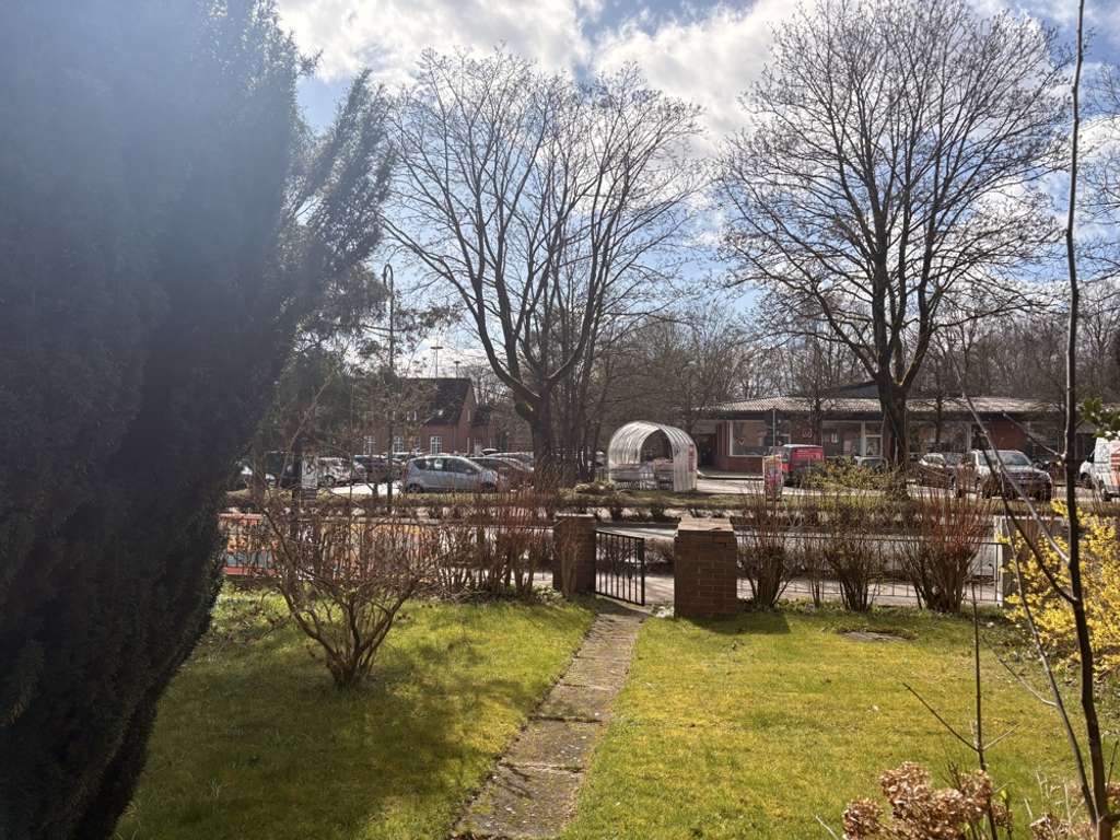 Immobilie in Großhansdorf - Viel Platz und Potential auf traumhaftem Grundstück - vorne Stadt - hinten Land - Natur pur! - Bild 1