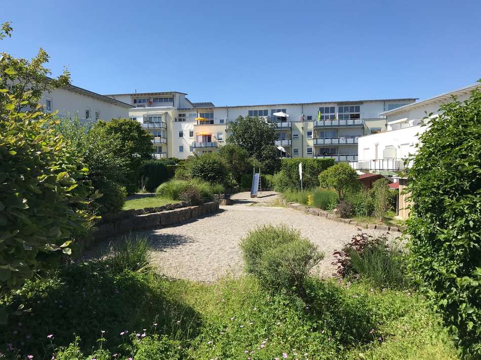 Grünfläche hinter Haus