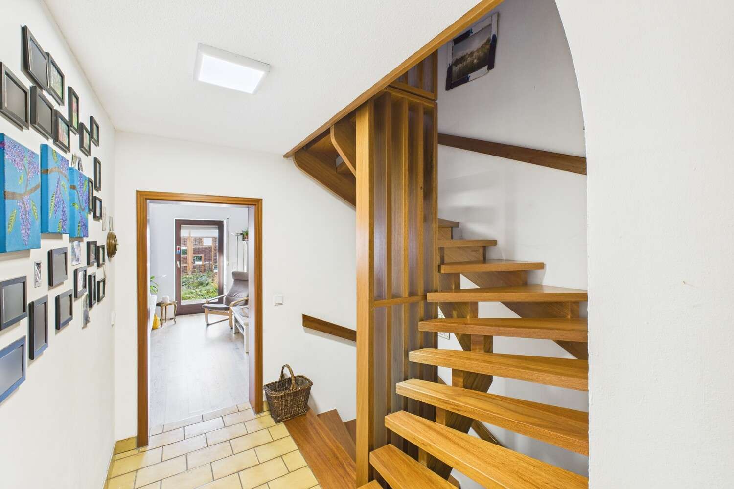 Immobilie in Stadtbergen - Raum für neues Familienleben - Doppelhaushälfte mit Garten - Bild 2