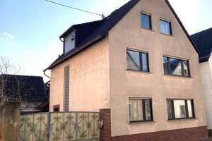Solides Einfamilienhaus • Südterrasse • Innenhof • 2 Garagen • Alter Ortskern • Lörzweiler – Die vollständige Adresse der Immobilie erhältst du vom Anbieter., 55296 Lörzweiler – Vorschaubild 1