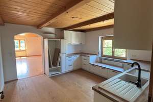 Kernsaniert: Moderne 3-Zimmer-Wohnung mit Balkon & Bergblick